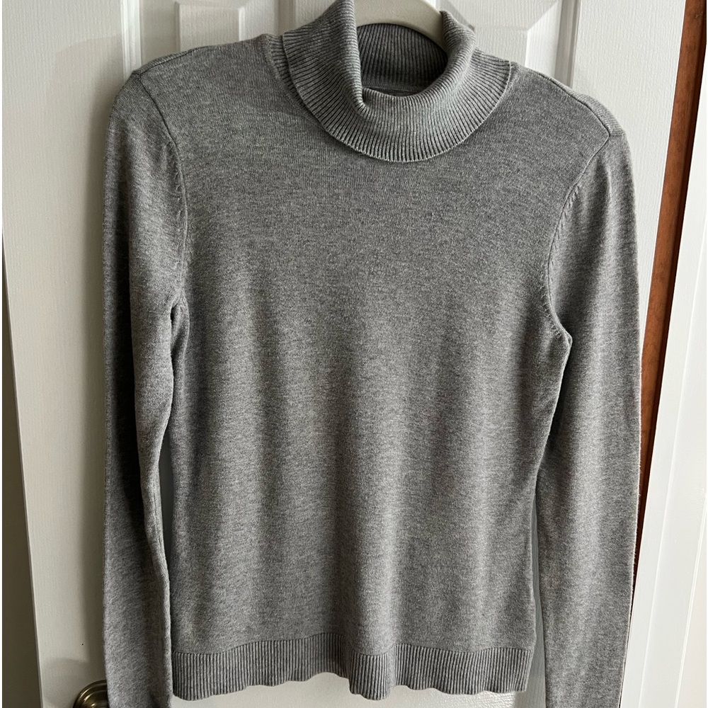 Pre-loved Lightweight Grey Turtleneck Sweater. Size Small